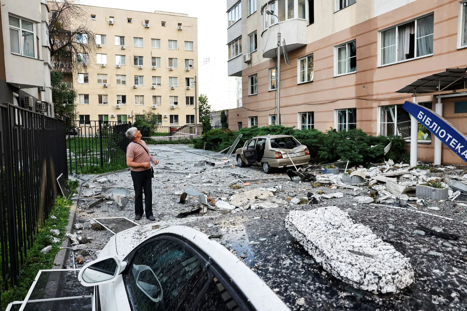 Людина оглядає місце, де російський безпілотник влучив у житловий будинок на тлі нападу Росії на Україну, в Києві, Україна, 6 червня 2025 року